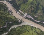 En el POT se debe incluir la reubicación de las personas que viven cerca a los ríos. Foto de Puerto Valdivia. FOTO Esteban Vanegas
