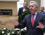 El expresidente y ahora senador Álvaro Uribe atacó este viernes a la Corte Constitucional por abrir este jueves la puerta al matrimonio de parejas del mismo sexo. FOTO COLPRENSA