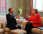 El presidente de Francia, Emmanuel Macron, y la canciller de Alemania, Angela Merkel, durante la reunión de ayer en la que hablaron de cómo enfrentar la crisis con los refugiados en la UE. FOTO afp