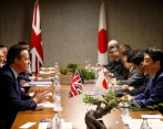 El primer ministro británico, David Cameron, se reunió el miércoles con su similar japonés y anfitrión de la cumbre del bloque, Shinzo Abe, preparando los diálogos de hoy y el viernes. FOTO Reuters