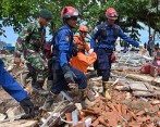 Equipos de rescate en Indonesia. AFP