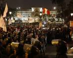 La disolución del Congreso por parte del presidente Martín Vizcarra y la posterior suspensión que efectuó el Legislativo al Ejecutivo provocaron manifestaciones en Lima. FOTO EFE