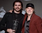 Juanes, recibió el Grammy a Persona del año de las manos del baterista de Metallica, Lars Ulrich . FOTO AFP
