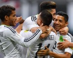 La felicidad de los mexicanos luego de su clasificación a semifinales de la Copa Confederaciones. No obstante, los manitos no se escapan a las críticas, por su tipo de juego, en su país. FOTO afp