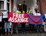 El fundador de WikiLeaks fue sometido a la primera sesión del interrogatorio sobre un supuesto delito de violación por el que le reclama la Justicia de Suecia. FOTO AFP
