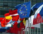  Banderas de las naciones que conforman la Unión Europea frente al parlamento. FOTO: REUTERS