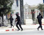 Ademas de dos terroristas dados de baja, el gobierno tunecino advirtió de la huida de otros “dos o tres” criminales, mientras el mundo no deja de expresar su solidaridad con el país magrebí y su condena frente al vil ataque contra civiles inocentes. FOTO afp