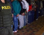 La Policía presentó, en el parque de El Poblado, a los capturados por extorsión al comercio en el sector Yarumito, de Itagüí, y de microtráfico de estupefacientes. FOTO cortesía policía metropolitana