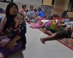 Familias de Indonesia buscaron refugio luego del tsunami. FOTO REUTERS
