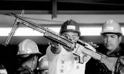 Daniel Muñoz, Reuters-SogamosoAlgunos familiares de las víctimas de las autodefensas, así como varios desmovilizados, fueron los encargados de arrojar a las cestas para su posterior fundición, las armas entregadas por los paramilitares durante el proceso con el Gobierno Nacional.