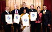 AP Este es el grupo de personas que obtuvo el Premio Nobel Alternativo.