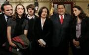 Benoit Tessier , Reuters-París, FranciaEl presidente de Venezuela, Hugo Chávez, se reunió con los familiares de Íngrid Betancourt ayer en París. El mandatario trató el tema del intercambio humanitario con su homólogo francés, Nicolas Sarkozy, en comp