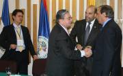José Luis ChavarriagaAl término de la reunión, Fabio Valencia Cossio agradeció la hospitalidad del gobernador, Luis Alfredo Ramos. Los acompaña Eduardo Calix, vicecanciller de El Salvador. A la izquierda, Juan Bosco Martí, delegado de México.