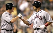 Reuters Scott Spiezo (izq.) felicitó a Pujols (der.) tras el jonrón del dominicano.