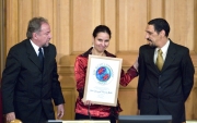 AP Fernando Rendón, Gloria Chvatal y Gabriel Jaime Franco, representantes del Festival Internacional de Poesía de Medellín, recibieron este viernes el Premio Nobel Alternativo en una ceremonia especial en Estocolmo.