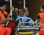 Este es el momento en el que Rafinha Alcántara es sacado del campo, tras sufrir un golpe en su rodilla derecha. FOTO AP