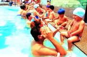 El curso no busca enseñar a nadar, sino a acondicionar el cuerpo en un medio propicio para el ejercicio de los niños con asma.