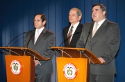 Colprensa-BogotáEn la Casa de Nariño, el presidente de Ecopetrol, Isaac Yanovich; el nuevo ministro de Minas y Energía, Hernán Martínez; y el saliente ministro, Luis Ernesto Mejía, anunciaron la venta del 20 por ciento de Ecopetrol.