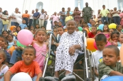 Juan Fernando Cano, enviado especial, BuriticáLos niños son quienes más asedian a la abuela de Buriticá, en cuyo atrio de la iglesia la rodearon para aplaudirla. Sienten que Anita también les pertenece. La nieta que ve por ella sostiene que Anita tiene una vejez bonita porque ha sido muy saludable y "no da qué hacer".