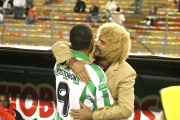 Juan Antonio Sánchez El Pibe Valderrama fue uno de los más asediados en la visita del Junior al estadio Atanasio Girardot. En la imagen aparece con el goleador verdolaga Víctor Hugo Aristizábal.