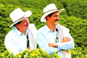 Cortesía FNCEl año pasado después de treinta y siete años de representar a Colombia a través de Juan Valdez, Carlos Sánchez realizó el empalme con el también antioqueño Carlos Castañeda. Dos agricultores cafeteros que llevan en el alma el aroma del café.