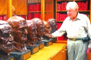 Gustavo Arbeláez Ramírez cuenta que su pasión por formar la biblioteca de autores antioqueños surgió en 1952; la de los bronces de personajes ilustres es más reciente. Hay otra que no se ve aquí: el DIM, del que fue directivo. Róbinson Sáenz