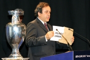 AP Michel Platini, presidente de la Uefa, fue el encargado de anunciar la decisión del Comité Ejecutivo de la federación continental.