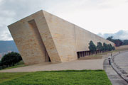 Los de Medellín - Categoría Diseño Arquitectónico:Mención de Honor Especial: Biblioteca Pública EPM, arquitecto Juan Felipe Uribe de Bedout.