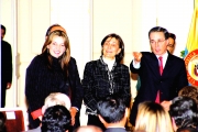 Archivo, ColprensaTodos los años, el Gobierno Nacional premia a los estudiantes más destacados de todo el país que sobresalieron por su alta puntuación en los Ecaes. Foto el año pasado cuando el Presidente condecora a los mejores de 2004.