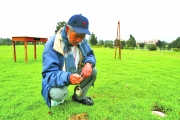 Colprensa, BogotáCada noche, Jorge Elías recoge sus instrumentos. Guarda la mesa y la pirámide en una caseta del Parque. Solo deja la cuerda.