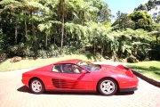 JaimarUno de los modelos más exquisitos desarrollados por la casa Ferrari, aún bajo la dirección de su fundador, Enzo Ferrari, fue el Testarrosa. Un vehículo que combina el trabajo y la perfección técnica que ha caracterizado a este constructor automovilístico, con la pureza del diseño del lápiz de Pinifarina, uno de los aliados de Ferrari a la hora de producir autos.