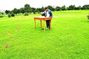 Colprensa, BogotáEn el Parque Simón Bolívar, sitúa Jorge Elías su centro de operaciones. Bajo la difícil atmósfera de la capital, el zahorí equilibra energías para que no llueva.