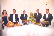 Las casas de banquetes cuentan con personal preparado para servirle.