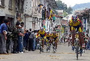 Carolina Londoño, enviada especial, SonsónJairo Hernández festeja antes de curzar la meta en las calles de Sonsón.