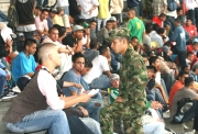 Juan Antonio SánchezEste joven le explica al militar que lo observa con atención, sobre su situación actual que lo exoneraría de prestar servicio militar. Este hecho fue el predominante en la jornada de reclutamiento que se realizó ayer en el Centro