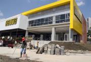 Robinson SáenzA toda máquina adelantaban ayer los trabajos en la zona exterior del Exito de Robledo -jardines, vías de acceso y limpieza general- para recibir anoche a los invitados especiales y hoy a toda la comunidad.
