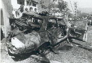El automóvil Mercedes Benz del Gobernador se incendió tras el impacto.
