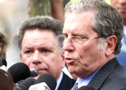 Róbinson SáenzTanto el Ministro del Interior y de Justicia, Carlos Holguín Sardi (der.), como el alto Comisionado para la Paz, Luis Carlos Restrepo (izq.), dijeron estar muy satisfechos con la reunión sostenida ayer con los 13 ex comandantes de las Auc, recluidos en la cárcel de máxima seguridad de Itagüí. Los funcionarios aseguraron que hay un buen ambiente y compromiso por parte de los ex jefes para continuar en el proceso de Justicia y Paz.