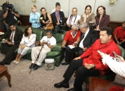 Howard Yanes, AP-Caracas, VenezuelaLa reunión de Chávez (der.) con los familiares de los secuestrados se realizó en un ambiente cordial, en el que hubo tiempo para el intercambio de presentes entre el mandatario venezolano y los colombianos.