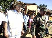 El presidente Álvaro Uribe visitó la zona junto al director de la Policía, general Jorge Castro, y el comandante de las F.M., general Freddy Padilla.