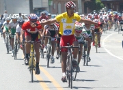 Róbinson Sáenz Leonardo Duque levanta los brazos para celebrar su segundo triunfo en la Clásica de Rionegro.