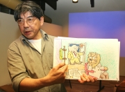 Kitamura cuenta sus cuentos con imágenes en papel que él trae preparadas de antemano. Y con base en las situaciones, invita a sus alumnos a diseñar una parte que todavía no está lista, como el peinado del león Leonardo, en el caso de la clase de ayer.