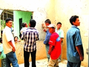 Cortesía, Diario del Huila, San José de IsnosLa población de la vereda El Jardín, en Isnos, no salía del estupor por las muertes que causó el soldado al activar la granada de fragmentación. En la foto se ven los daños en las paredes de la escuela donde se realizaba el bazar.