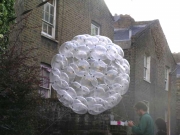 Jardín volador, Tomás Saraceno: el arquitecto y artista argentino está invitado a MDE 07. En su obra es muy importante la relación entre el cuerpo y la escala de sus objetos inflables, hechos para encerrar, elevar o reunir a las personas.