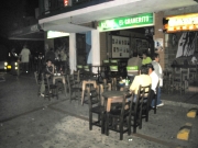 Hernán ChicaLa Bota del Día es un mall que, los fines de semana, se llena de jóvenes. Según algunos administradores, este parqueadero hace parte del mall y no es espacio público. Otros dicen que ahí no se pueden poner mesas, pero es tanta la clientela que lo tienen que hacer.