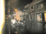 Rodrigo MartínezInvasión de un carril de la carrera 43 en el sector de Guanteros. Los vecinos se quejan por el ruido y la ocupación de negocios y clientes.