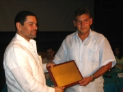 Francisco Alberto JaramilloHéctor Mario Díaz, presidente de Irotama, recibe de Jaime Alberto Cabal, presidente de Cotelco, una placa de reconocimiento por su categorización.