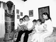 Esta es la alcoba de matrimonio de Ramsés Escobar Henao. Allí tiene el sarcófago en el que reposarán sus restos cuando fallezca. Nótese que toda su familia tiene la camiseta del Faraón de Urabá.