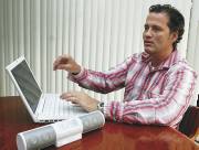 Hernán VanegasSantiago Ríos es una apasionado de la radio, lo que le ayudó a crear un servicio de Podcast corporativos a través de su empresa Mil palabras.
