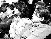 Liliana de Santofimio, al centro, escucha junto a sus hijos la audiencia de acusación en contra de su esposo y padre por el asesinato de Luis Carlos Galán. La familia Santofimio confía en la inocencia del acusado.